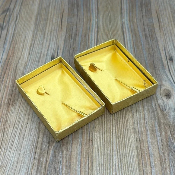 Accessories - vintage gold tone heart lapel pins